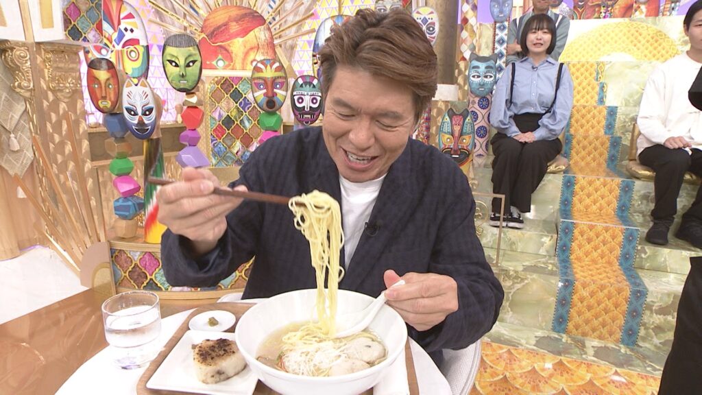あら炊き塩らぁめんを食べるヒロミさん
